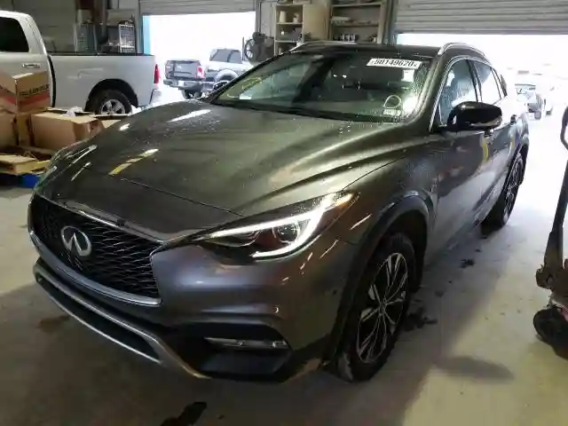 SJKCH5CR8JA006070 2018 INFINITI QX30 PURE-1