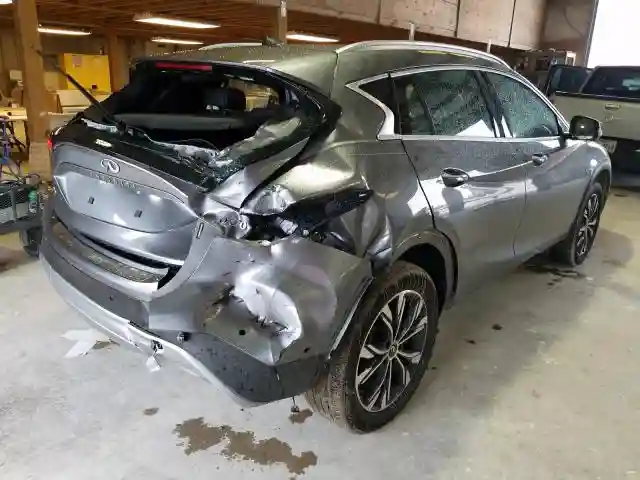 SJKCH5CR8JA006070 2018 INFINITI QX30 PURE-3