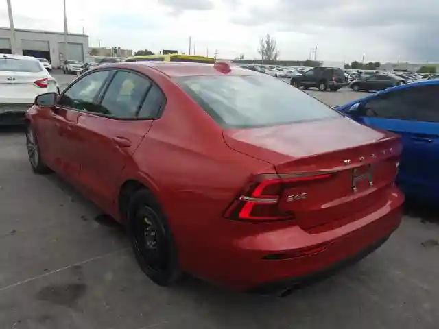 7JR102FK6KG003876 2019 VOLVO S60 T5 MOMENTUM-2