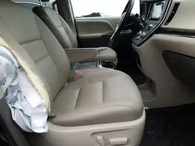 5TDYZ3DC4KS008083 2019 TOYOTA SIENNA XLE-4