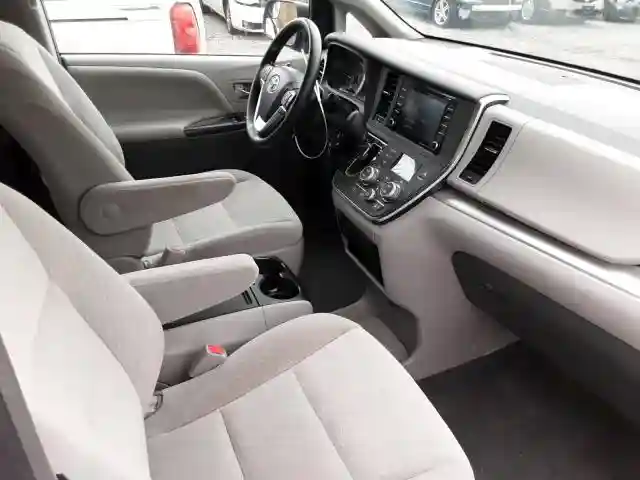 5TDKZ3DC1KS990595 2019 TOYOTA SIENNA LE-4