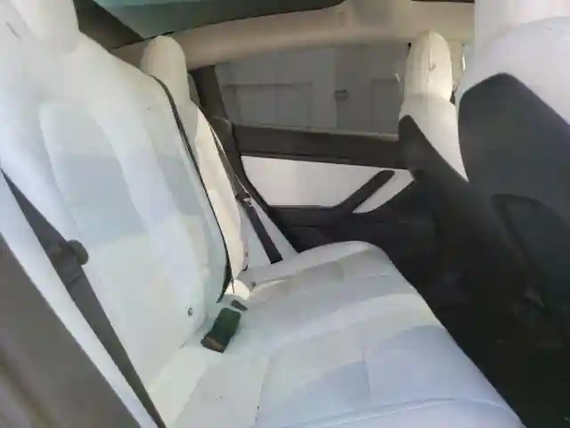 5YJ3E1EB3JF184237 2018 TESLA MODEL 3-5