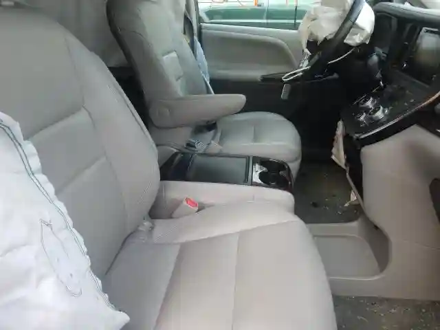 5TDYZ3DC0JS917128 2018 TOYOTA SIENNA XLE-4