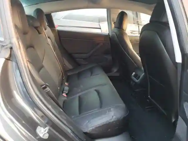 5YJ3E1EA9JF016299 2018 TESLA MODEL 3-5