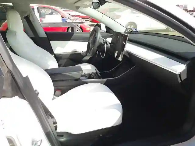 5YJ3E1EB0KF393761 2019 TESLA MODEL 3-4