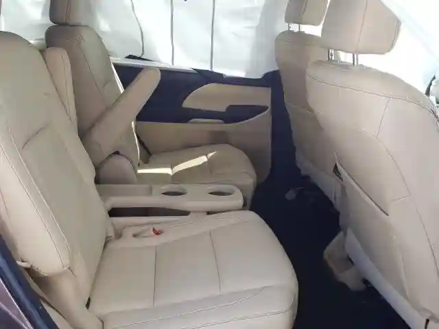 5TDKZRFH4HS213820 2017 TOYOTA HIGHLANDER SE-5