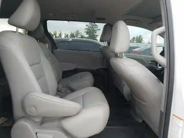 5TDYZ3DC9KS980942 2019 TOYOTA SIENNA XLE-5