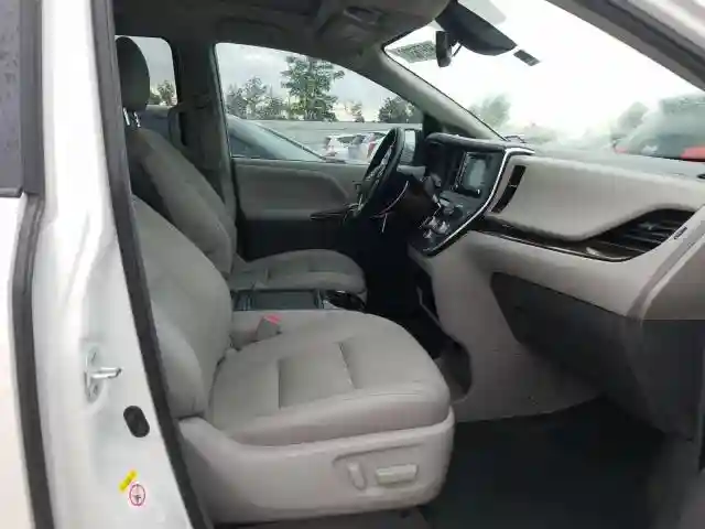 5TDYZ3DC9KS980942 2019 TOYOTA SIENNA XLE-4