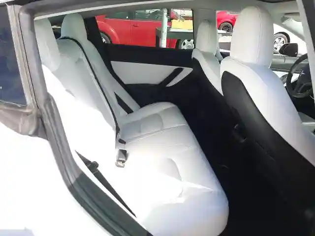 5YJ3E1EB0KF393761 2019 TESLA MODEL 3-5