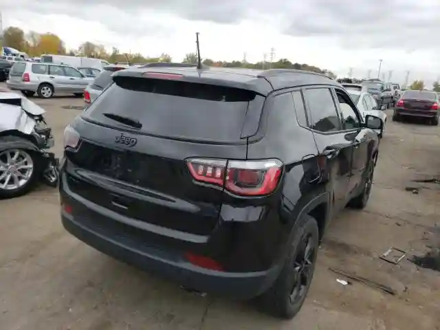 3C4NJDBBXJT394815 2018 JEEP COMPASS LATITUDE-3