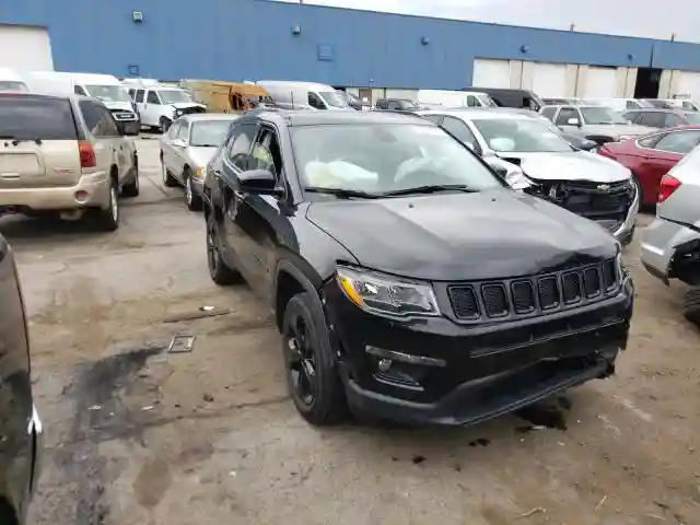 3C4NJDBBXJT394815 2018 JEEP COMPASS LATITUDE-0