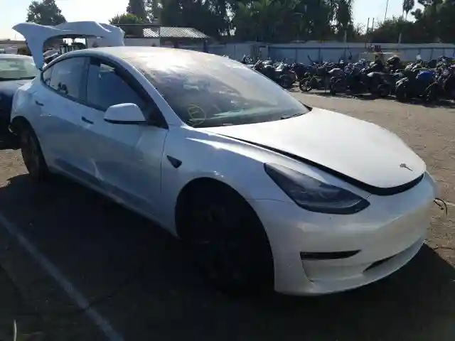 5YJ3E1EB1JF063013 2018 TESLA MODEL 3-0