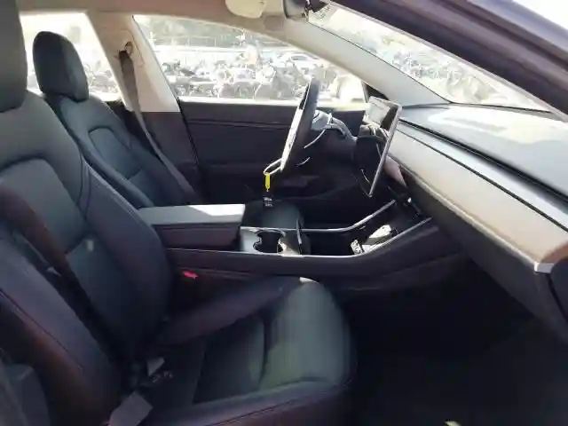 5YJ3E1EB1JF063013 2018 TESLA MODEL 3-4