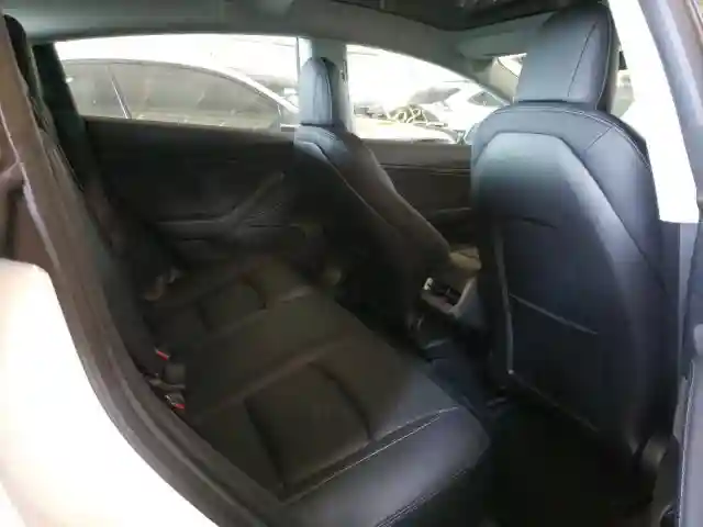 5YJ3E1EB1JF063013 2018 TESLA MODEL 3-5