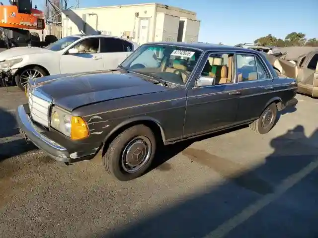 WDBAB30A6BB226915 1981 MERCEDES-BENZ 300-CLASS-0