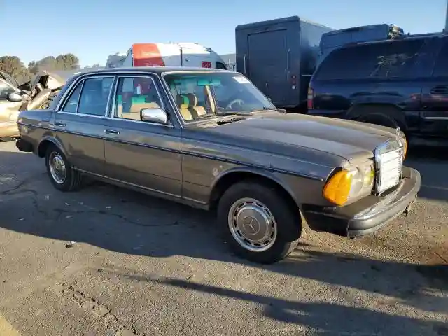 WDBAB30A6BB226915 1981 MERCEDES-BENZ 300-CLASS-3
