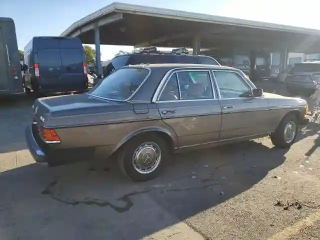 WDBAB30A6BB226915 1981 MERCEDES-BENZ 300-CLASS-2