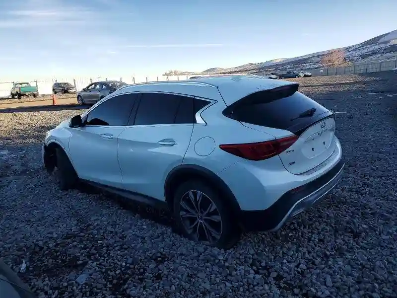 SJKCH5CR9HA031215 2017 INFINITI QX30-1