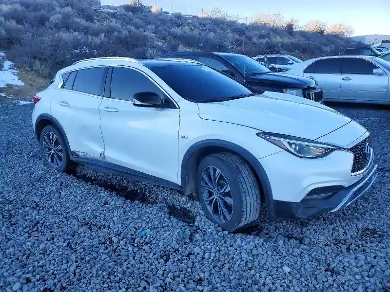 SJKCH5CR9HA031215 2017 INFINITI QX30-3