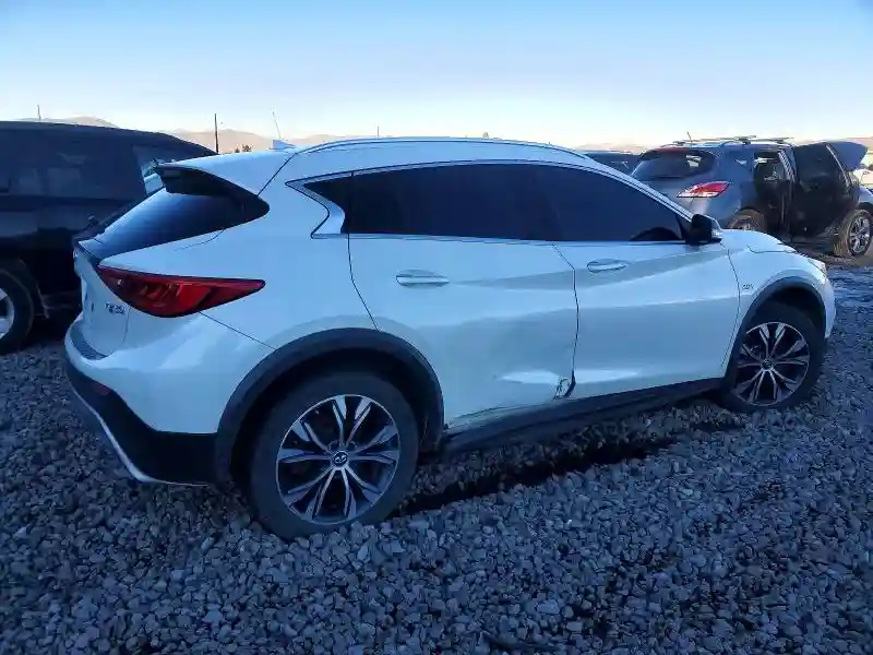 SJKCH5CR9HA031215 2017 INFINITI QX30-2