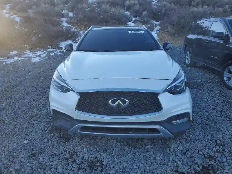 SJKCH5CR9HA031215 2017 INFINITI QX30-4
