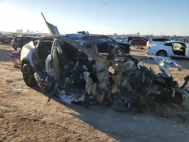 7SAYGDED6RA324943 2024 TESLA MODEL Y-3
