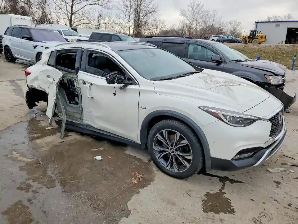 SJKCH5CR8JA049579 2018 INFINITI QX30-3