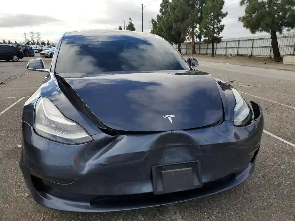 5YJ3E1EAXJF025660 2018 TESLA MODEL 3-4