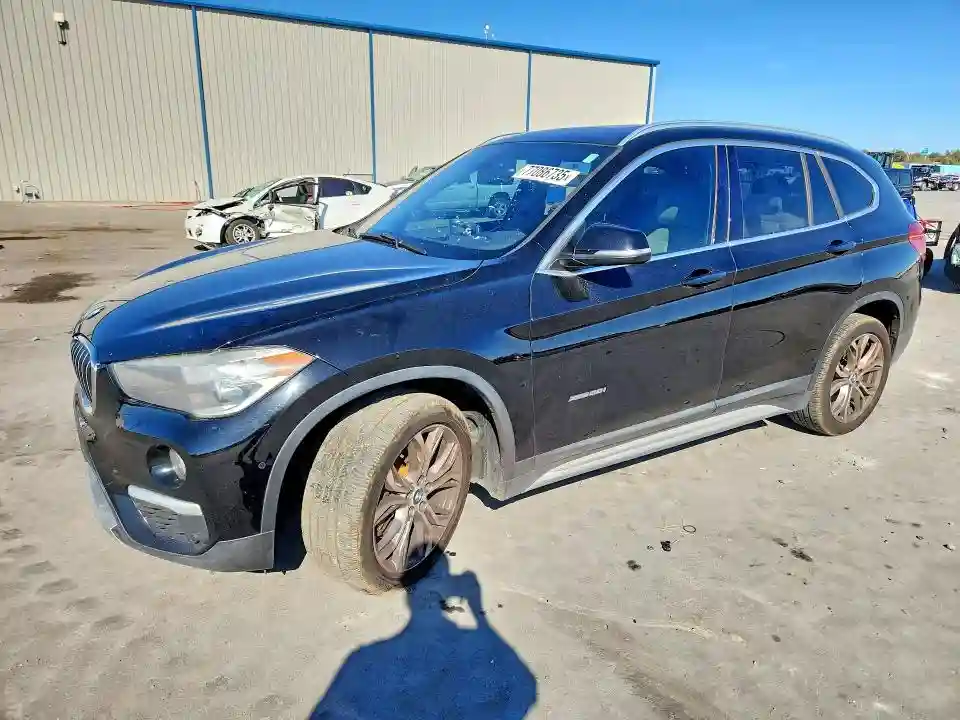 WBXHT3C37H5F87044 2017 BMW X1-0