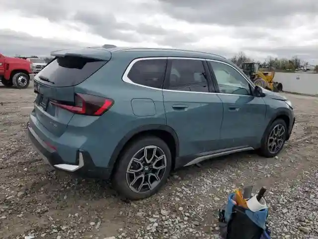 WBX73EF08P5Y22376 2023 BMW X1-2