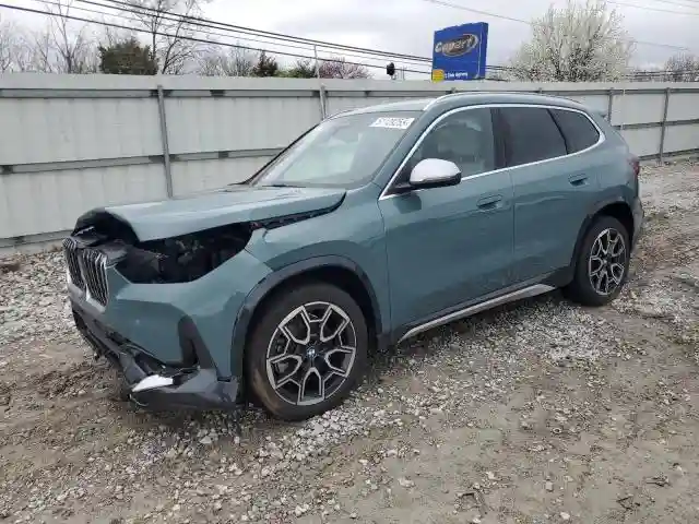 WBX73EF08P5Y22376 2023 BMW X1-0
