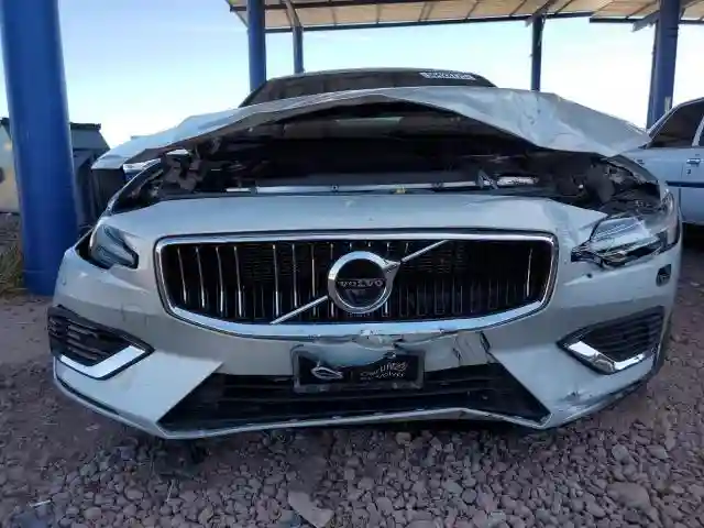 7JRBR0FL5KG013306 2019 VOLVO S60-4