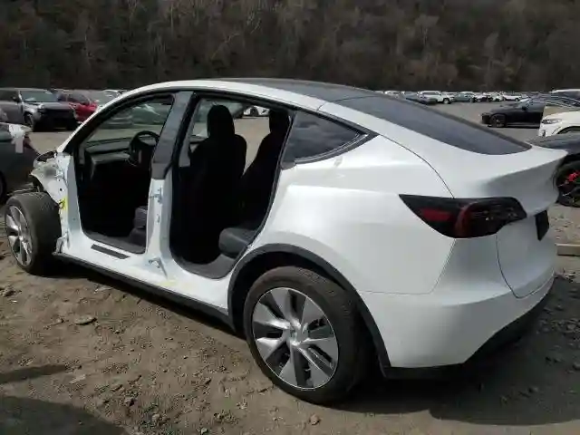 7SAYGDEE7NF437385 2022 TESLA MODEL Y-1