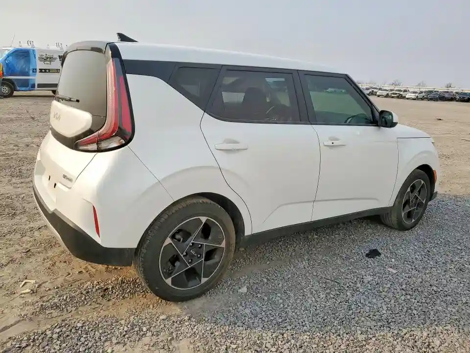 KNDJ33AU2P7881817 2023 KIA SOUL-2