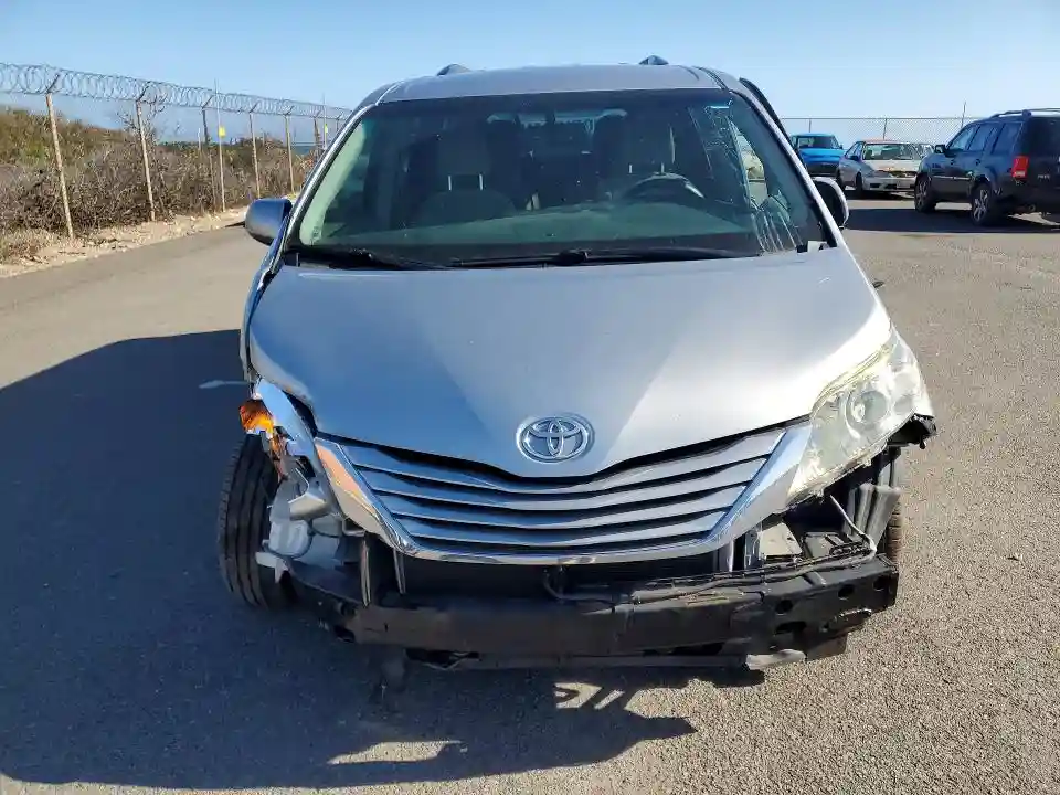 5TDKZ3DC6HS808544 2017 TOYOTA SIENNA-4