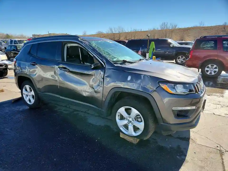3C4NJDBB4KT689829 2019 JEEP COMPASS-3
