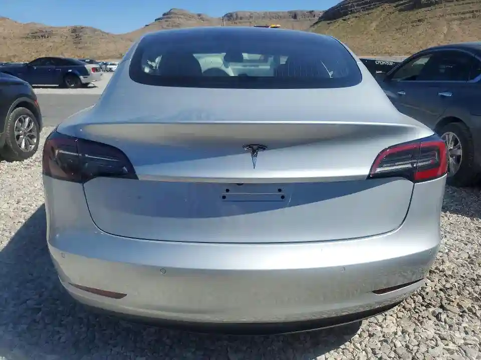 5YJ3E1EA1JF007872 2018 TESLA MODEL 3-5
