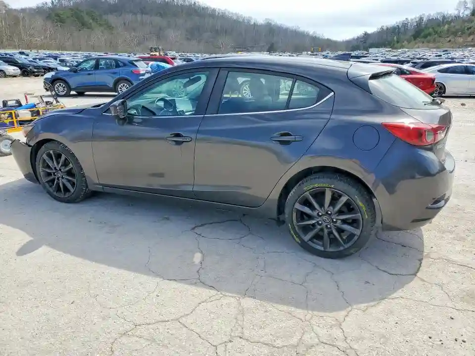 3MZBN1L31JM240093 2018 MAZDA 3-1