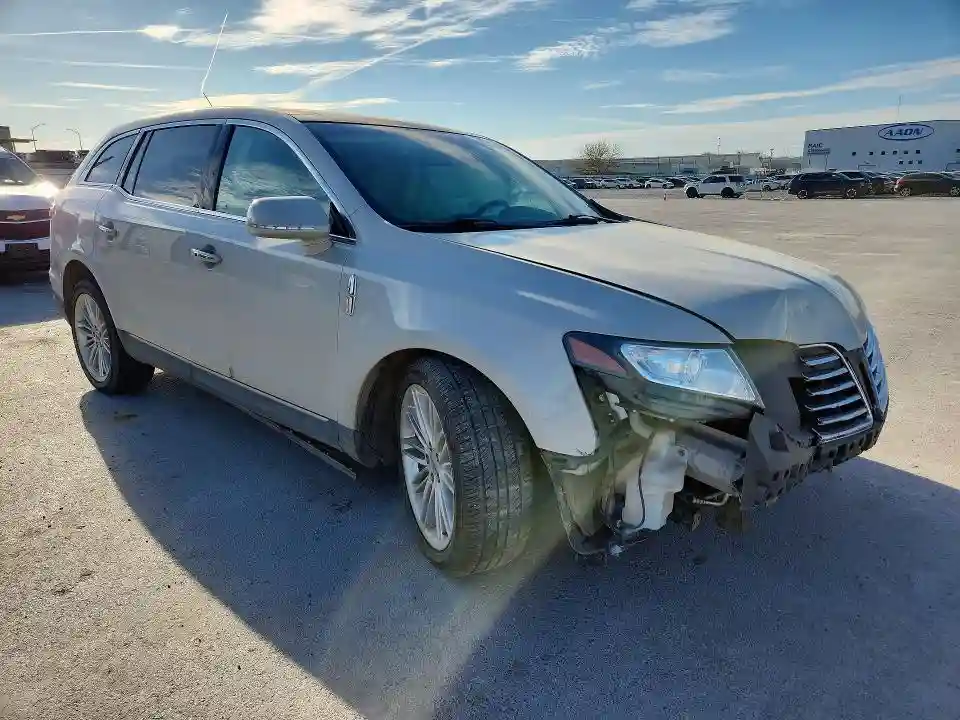 2LMHJ5AT9KBL04001 2019 LINCOLN MKT-3