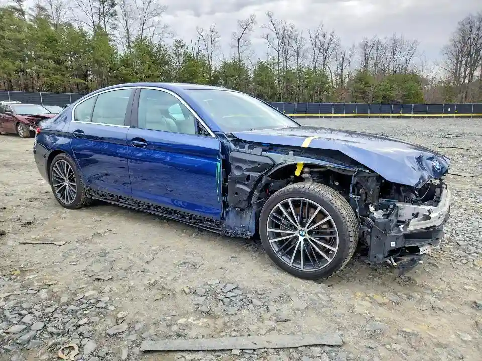 WBA73BJ05NWX52424 2022 BMW 5 SERIES-3