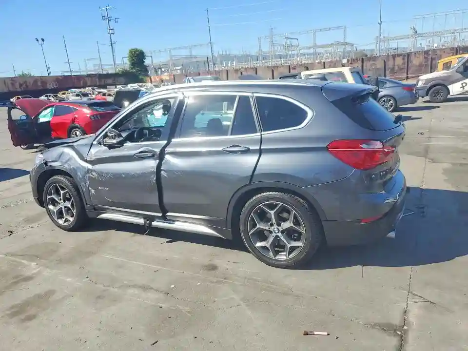 WBXHT3C36J5K31137 2018 BMW X1-1