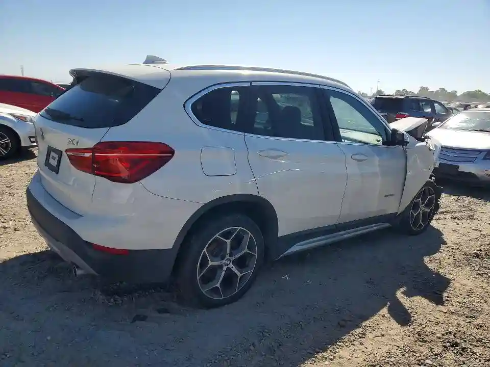 WBXHU7C34J5H40120 2018 BMW X1-2