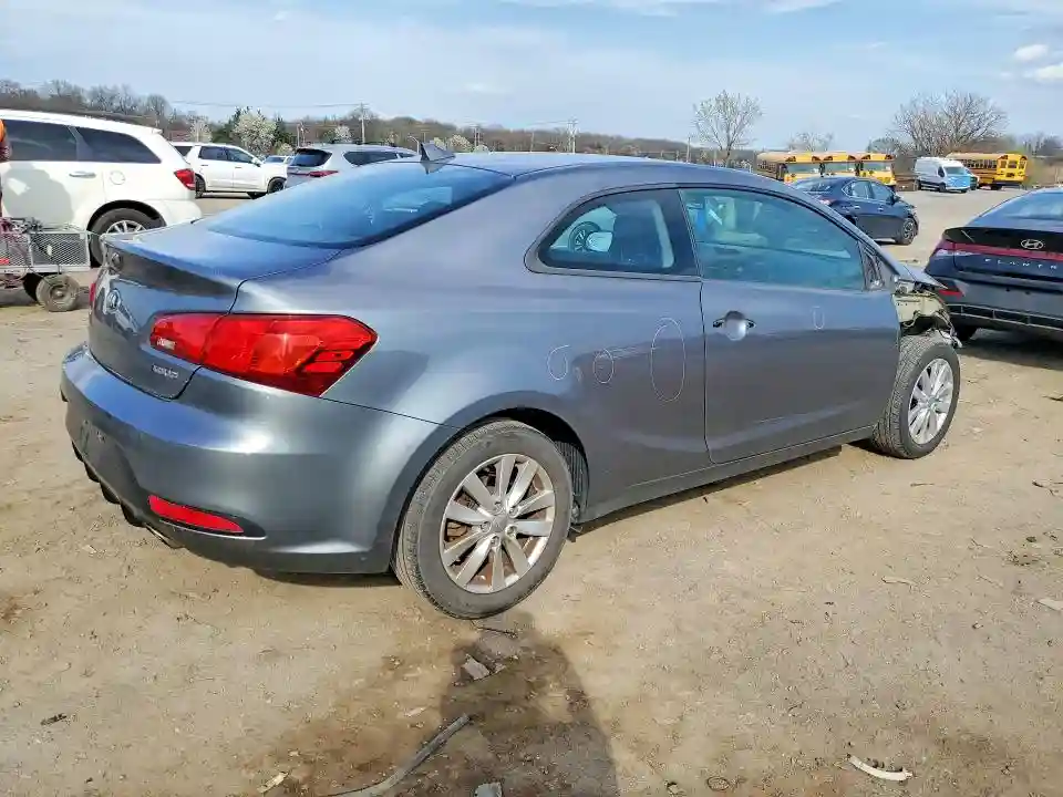 KNAFX6A85G5581065 2016 KIA FORTE-2