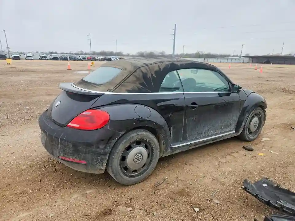 3VW517AT9FM814672 2015 VOLKSWAGEN BEETLE-2