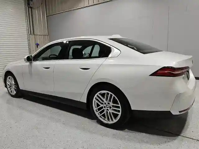 WBA43FJ06SCT70412 2025 BMW 5 SERIES-1