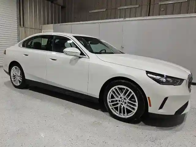 WBA43FJ06SCT70412 2025 BMW 5 SERIES-3