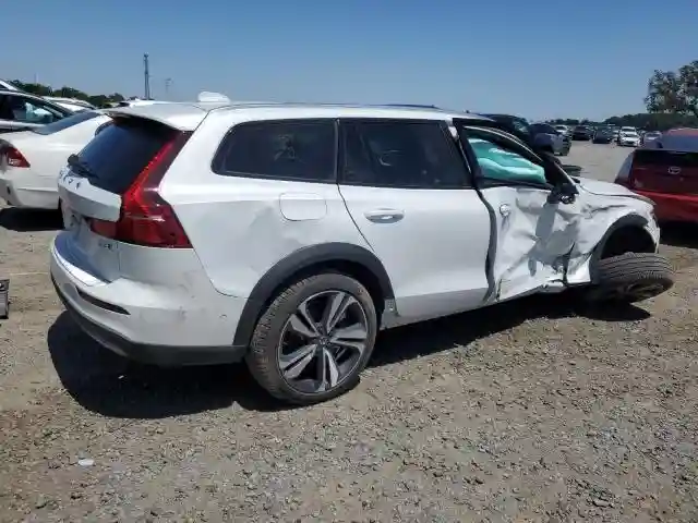 YV4L12WK0S2146031 2025 VOLVO V60-2