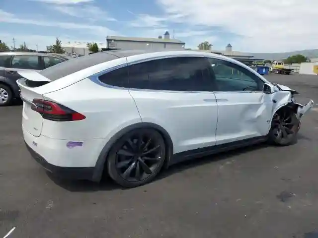 5YJXCAE29JF136278 2018 TESLA MODEL X-2