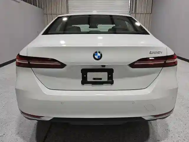 WBA43FJ06SCT70412 2025 BMW 5 SERIES-5