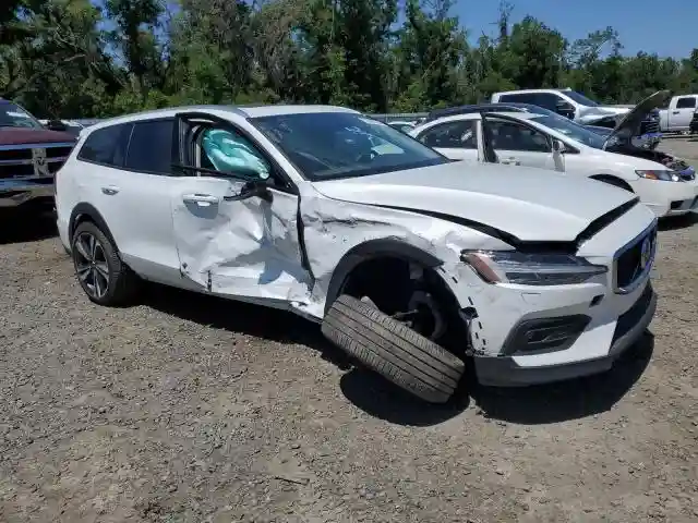 YV4L12WK0S2146031 2025 VOLVO V60-3